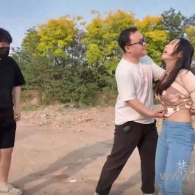 雷姐也被脱掉鞋子，被小弟按住腿不停挠痒