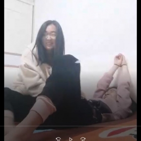 俩高中女生挠痒痒游戏